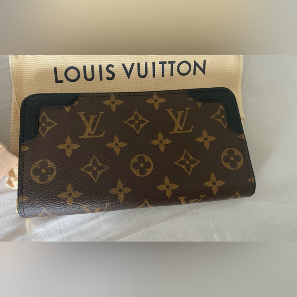 Authentic Louis Vuitton Zippy Retiro Wallet - black